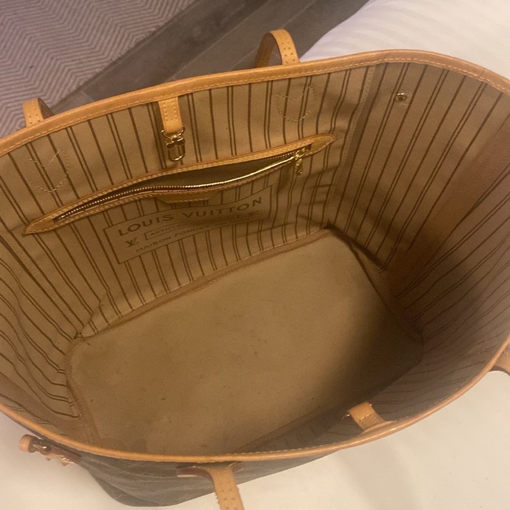 Selling! Great condition will include shopping bag and dust bag